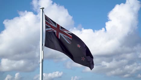 Neuseeland-Flagge-Weht-Im-Wind