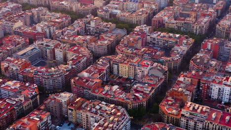 Luftaufnahme-Von-Barcelona,-Moderne-Viertel-Bei-Sonnenuntergang,-Spanien