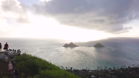 Wanderung-Zum-Wunderschönen-Strand-Von-Hawaii-Mit-Ein-Paar-Pillendosen-Ganz-Oben