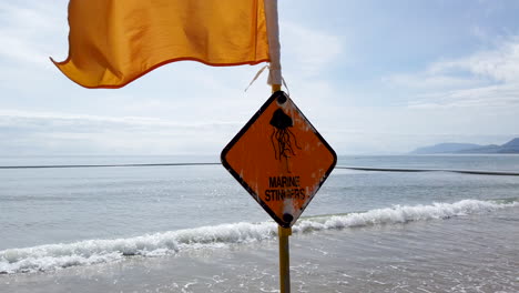 Señal-De-Advertencia-De-Medusas-En-Port-Douglas,-Australia