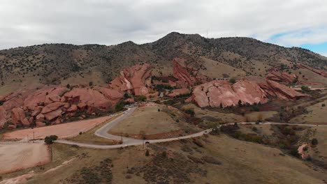 Luftaufnahme,-Die-Sich-Im-Herbst-Auf-Das-Amphitheater-Mit-Den-Roten-Felsen-Bewegt