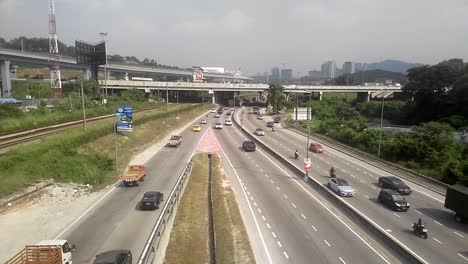 Luftaufnahme-Der-Malaysischen-Autobahn-Während-Der-Geschäftigen-Morgenstunden