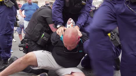 Ein-Unterstützer-Von-Tommy-Robinson-Wird-In-Whitehall,-London,-Von-Der-Polizei-Festgenommen