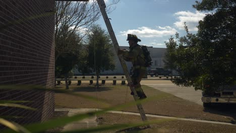 Feuerwehrmann-Klettert-Während-Einer-Notfall--Und-Rettungsaktion-Eine-Leiter-Hinauf