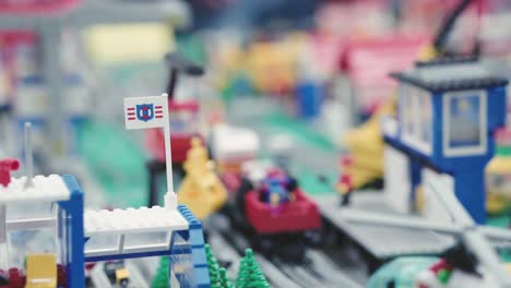 Lego-Baut-Eisenbahn-Mit-Durchfahrendem-Zug-|-Zeitlupe