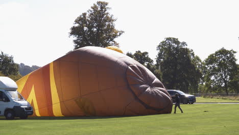 Team-of-hot-air-balloon-engineers-erect-inflate-their-balloons-for-a-tethered-display-at-a-Hot-Air-Balloon-festival