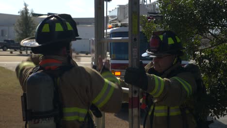 Feuerwehrleute-Richten-Eine-Rettungsleiter-Für-Den-Ersteinsatz-An-Einem-Gebäude-Ein