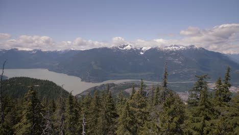 Große-Panoramaaufnahme-Von-Howe-Sound-An-Einem-Sonnigen-Frühlingstag,-Mehr-Wald-Im-Vordergrund