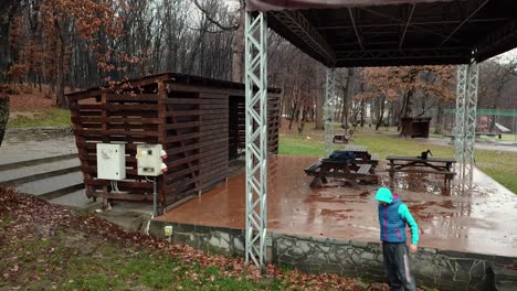 Standaufnahme-Eines-Parkour-Freiläufers,-Der-Nach-Einer-Sitzung-Hinkt