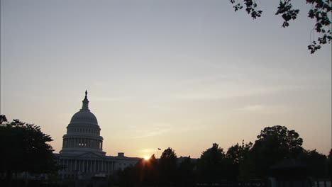 El-Sol-Se-Pone-Detrás-De-Nosotros-Cúpula-Del-Capitolio,-Washington-Dc