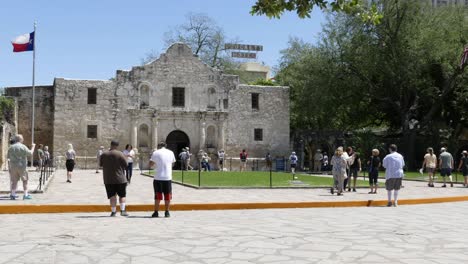 Zeitraffer-Der-Touristen,-Die-Sich-An-Einem-Sonnigen-Tag-In-San-Antonio,-Texas,-Durch-Das-Alamo-Bewegen