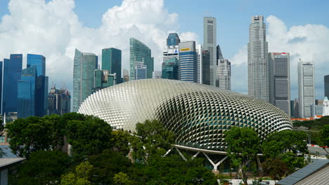 Singapur-–-Ca.-Zeitraffer-Seitenschwenkaufnahme-Der-Skyline-Von-Singapur-Mit-Der-Silhouette-Der-Berühmten-Bank-Tower-Skyline-An-Einem-Sonnigen-Tag-Mit-Blauem-Himmel-Und-Teilweise-Wolken,-Esplanade-Theater-Und-Waldpark