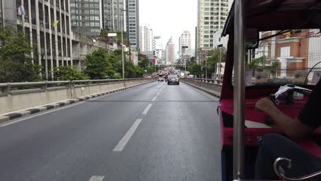 Tuk-Tuk-Fahrt-Durch-Die-Stadt-Bangkok