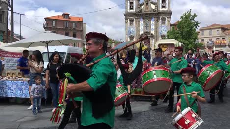 Grupo-De-Tambores-São-Joãozinho-En-Desfile-En-La-Ciudad-De-Porto