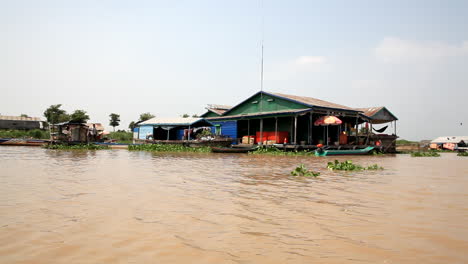 Schwimmendes-Dorf-Am-Fluss-Tonle-Sap-In-Kambodscha