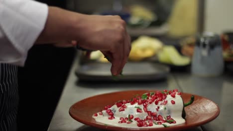 Chef-Preparando-Chile-En-Nogada,-Plato-Tradicional-Mexicano