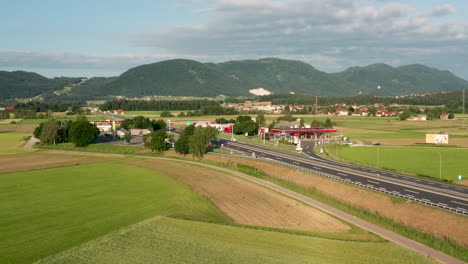 Vista-Aérea-De-La-Parada-De-Camiones-En-La-Autopista-En-Eslovenia,-área-De-Descanso-Tepanje-Con-Gasolinera
