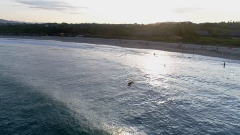 Luftaufnahme-Eines-Filmischen-Surfers,-Der-Am-Strand-Von-Zicatela,-Puerto-Escondido,-Oaxaca,-Schwimmt