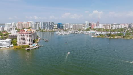 Sarasota,-Florida-Skyline-Und-Yachthafen-Mit-Booten,-Die-Durch-Das-Wasser-Fahren