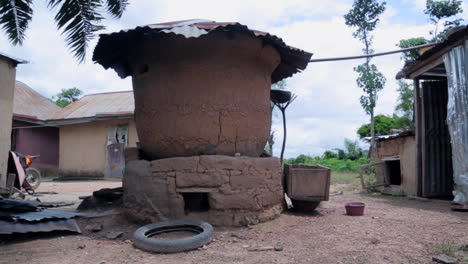 A-mud-cooking-hut-in-the-rural-village-of-Ashakuchi,-Nigeria