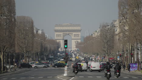Busy-traffic-road-in-front-of-the-avenue-des-champs-Élysées,-slow-motion