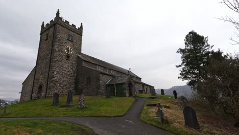 Kirche-St.-Michael-Und-Alle-Engel-In-Hawkshead,-Mit-Feldern-Und-Grasenden-Schafen,-Cumbria,-Großbritannien