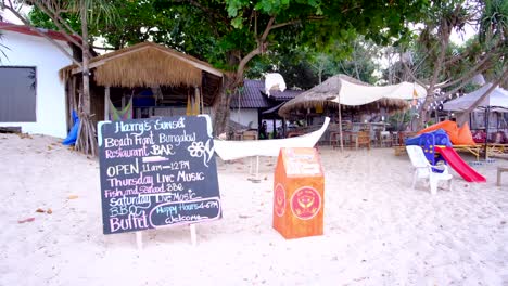 Señalización-Del-Bar-De-La-Playa-Temprano-En-La-Mañana-Sin-Gente