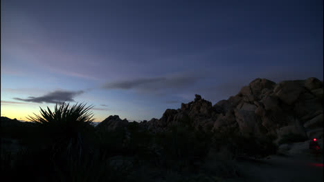 Zeitraffer-Des-Sonnenuntergangs,-Der-Im-Joshua-Tree-Nationalpark-In-Kalifornien-In-Den-Nachthimmel-übergeht