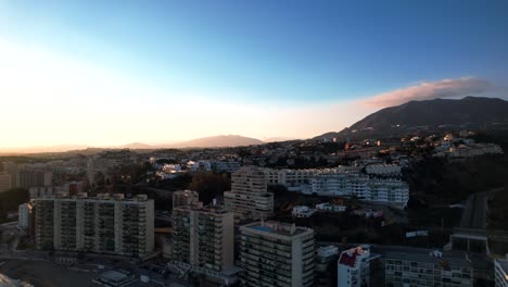 Panorama-Luftaufnahme-Des-Wunderschönen-Küstendorfes-Fuengirola-In-Malaga,-Spanien-Bei-Sonnenuntergang