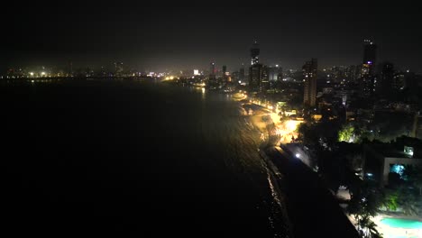 Piscina-Vista-Amplia-Al-Lado-De-La-Playa-Dadar-Chowpatty-Noche-Vista-De-Pájaro-Mumbai