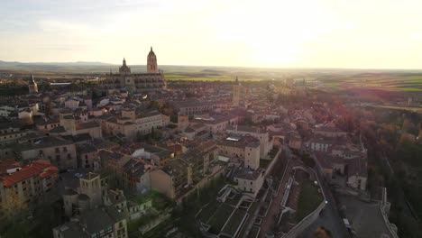 Unglaublicher-4K-Drohnenflug-über-Die-Europäische-Mittelalterliche-Stadt-Segovia-Bei-Sonnenuntergang
