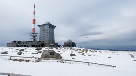 Cumbre-Del-Monte-Brocken-Con-Nieve-Y-Estación-Meteorológica-En-Temporada-De-Invierno