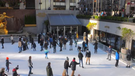 Menschenmenge-Genießt-Eislaufen-Auf-Der-Eisbahn-Des-Rockefeller-Centers-In-New-York-City,-USA