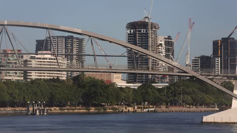 Menschen-überqueren-Die-Goodwill-Brücke-In-Brisbane-Mit-Southbank-Im-Hintergrund