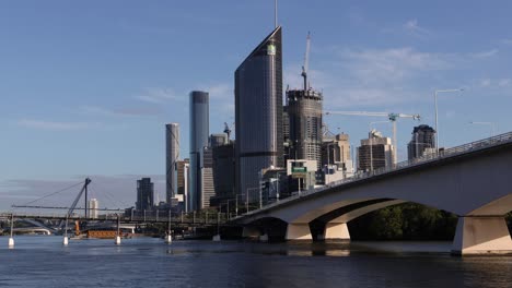 Vista-De-La-Ciudad-De-Brisbane-Desde-El-Paseo-Marítimo-De-Los-Acantilados-En-Kangaroo-Point