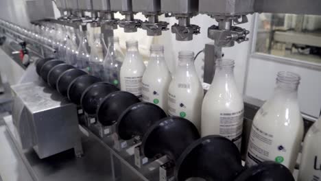 Línea-De-Producción-De-Leche,-Máquina-Llena-Botellas-En-Fábrica