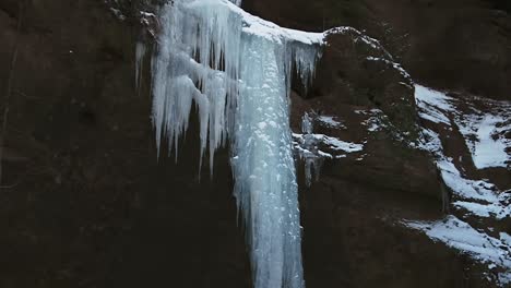Ice-Spikes-On-Ash-Cave-Of-The-Hocking-Hills-State-Park-In-South-Bloomingville,-Ohio,-USA