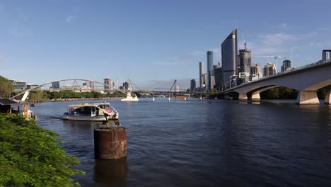 Blick-Auf-Eine-Fähre-Und-Die-Stadt-Brisbane-An-Einem-Sonnigen-Morgenmorgen