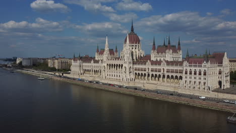 Toma-De-Drone-Del-Edificio-Del-Parlamento-Húngaro-En-Budapest---Drone-Está-Dando-Vueltas-A-La-Izquierda-Mientras-Enfoca-El-Complejo