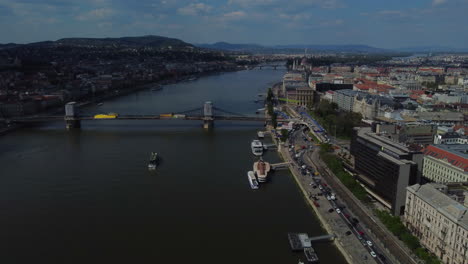 Toma-De-Drone-De-Budapest,-Hungría---Drone-Está-Volando-Hacia-Atrás-Sobre-El-Donau