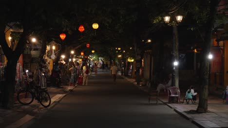 Una-Toma-Nocturna-Estática-De-La-Calle-Peatonal-En-El-Casco-Antiguo-De-Hoi-An,-Vietnam