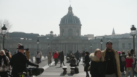 Turistas-Y-Lugareños-Caminando-Por-Un-Puente-Hacia-El-Impresionante-Instituto-De-Francia