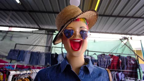 Laughing-woman-statue-with-a-straw-hat-on-her-head