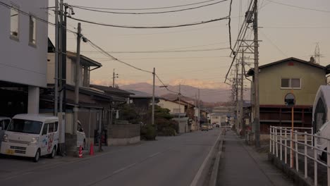 Sonnenuntergang-über-Den-Takayama-Straßen-In-Gifu-Als-Sonnenuntergänge-über-Den-Japanischen-Alpen