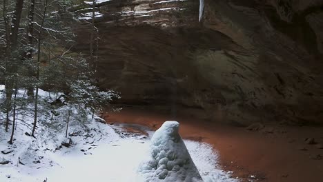 Waterfall-Gets-Frozen-During-Winter-In-Ash-Cave,-Hocking-Hills-State-Park-In-South-Bloomingville,-Ohio,-USA