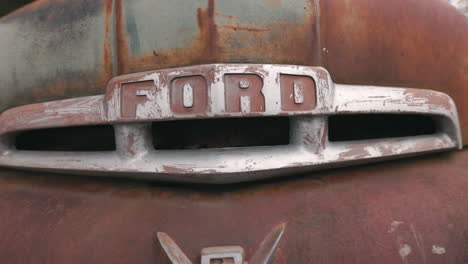 Ein-Verrotteter-Und-Rostiger-Alter-Ford-Truck,-Vergessen-Auf-Einem-Schrottplatz