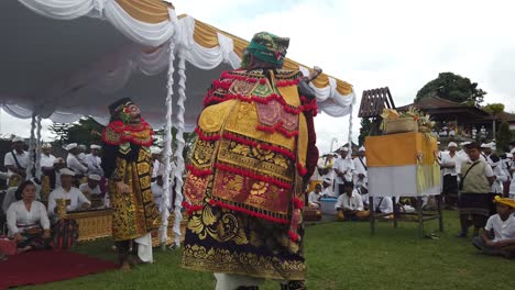 Bailarines-De-Topeng-Juegan-Teatro-En-Ceremonia-Hindú-Balinesa-Bali-Indonesia-Con-Coloridos-Vestidos-Y-Máscaras,-Regencia-De-Karangasem