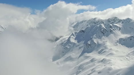 Cordillera-Blanca-Nevada-Con-Nubes-Esponjosas,-Vista-Aérea-De-Drones