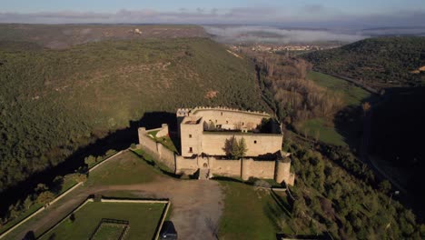 Dolly-Aéreo-Hacia-El-Castillo-Medieval-En-La-Cima-De-Una-Colina-En-El-Pueblo-Español-De-Pedraza-Al-Amanecer.
