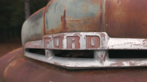 Un-Viejo-Camión-Ford-Podrido-Y-Oxidado-Olvidado-En-Un-Depósito-De-Chatarra